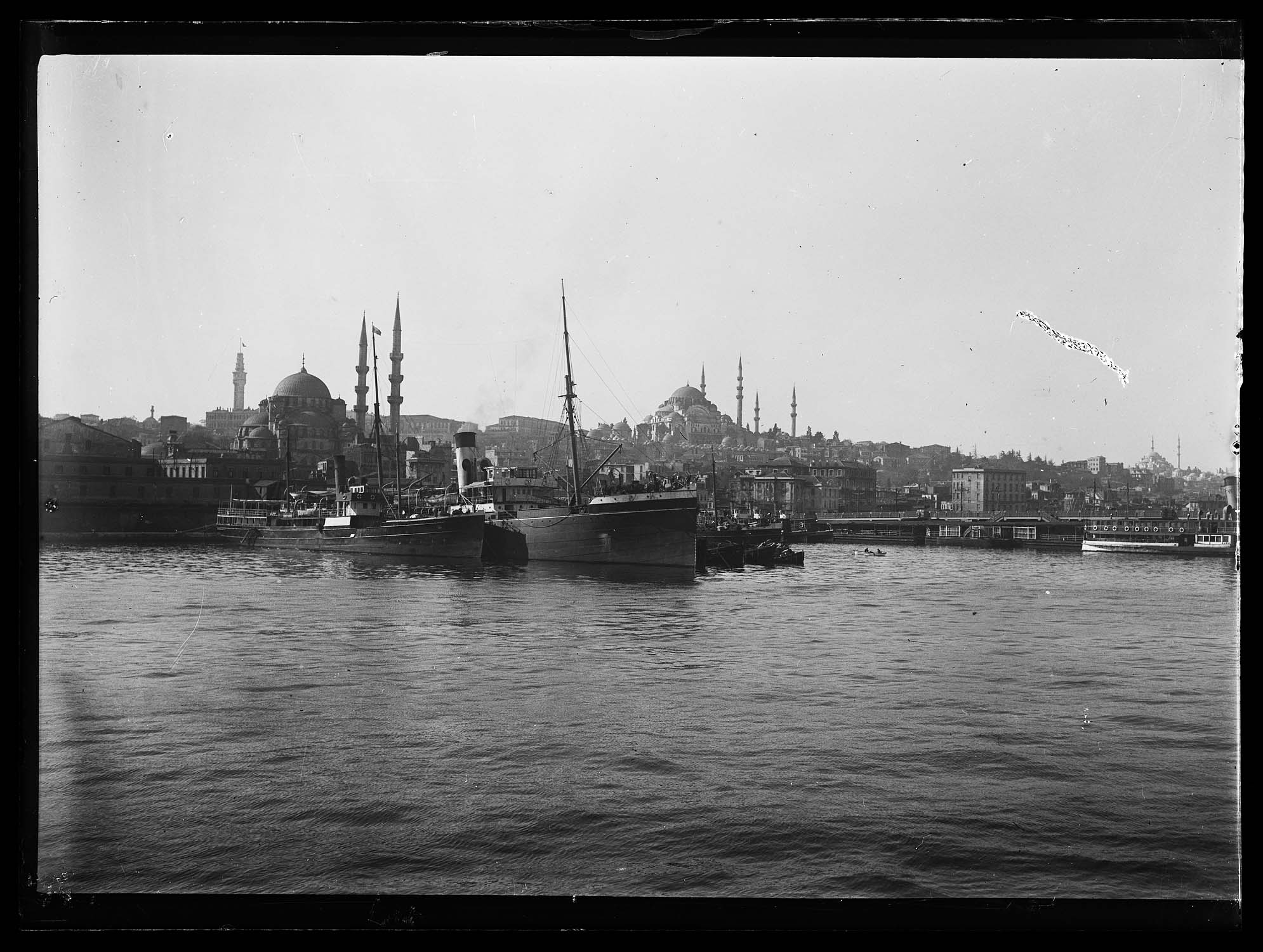 Vue d'ensemble, avec le pont de Galata et la mosquée Süleymaniye au second plan